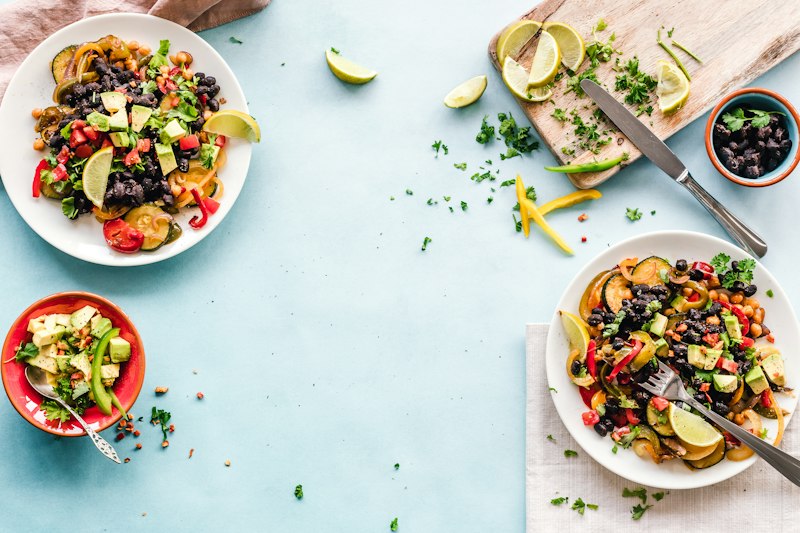 Tostada integral con huevo escalfado y tomate rallado